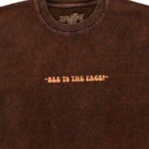 Bee to the face - Wandering Inn Limited Edition Collectors T-Shirt